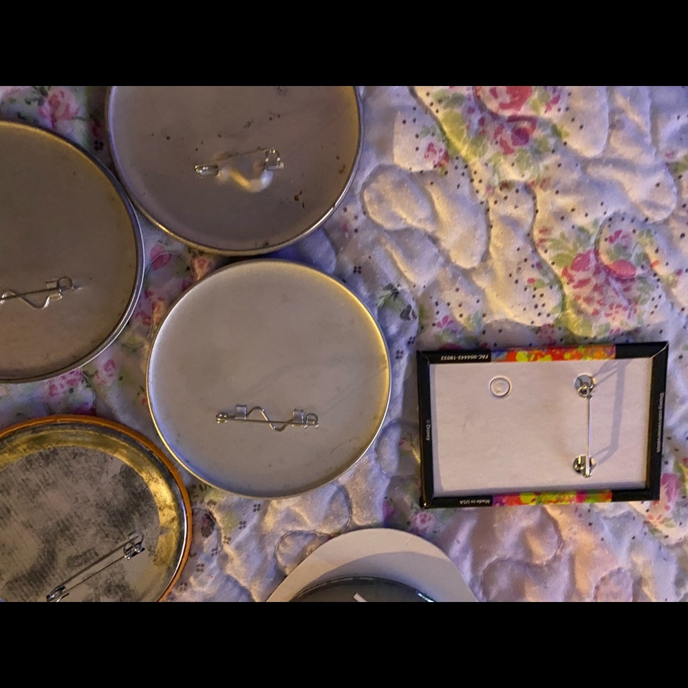 Lot of Walt Disney large Buttons new and old - Picture 10 of 11